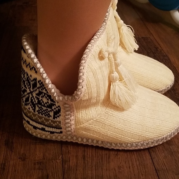 Women's Nordic Tassel Slippers - Picture 8 of 8